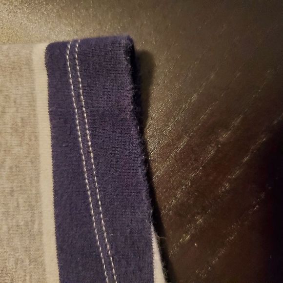 🌺 3/25 Tommy Hilfiger V-neck tee shirt, striped - Picture 7 of 12